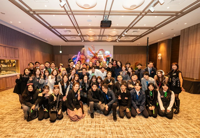 WantedlyのHOSTY会社紹介に掲載されたチームの集合写真